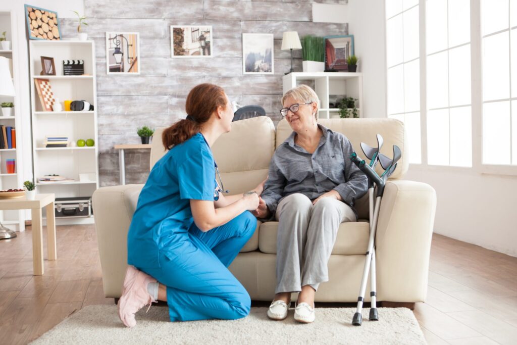 verpleegster helpt oude vrouw